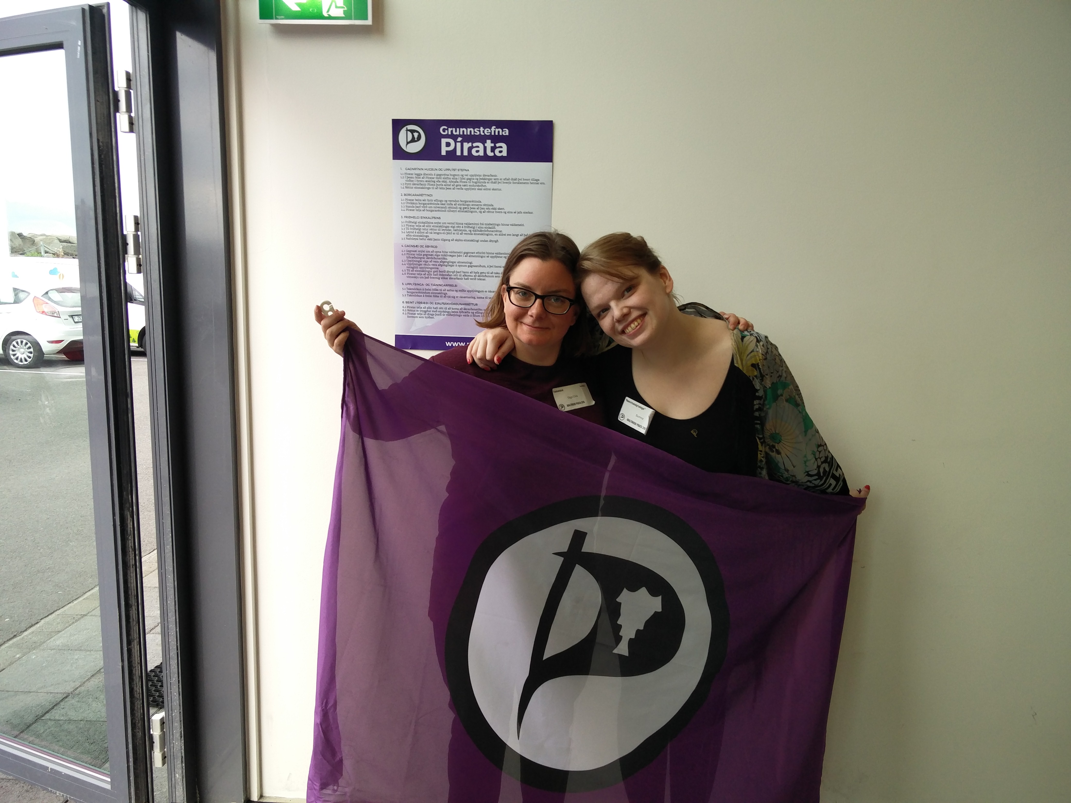 Olga og Sunna með fána